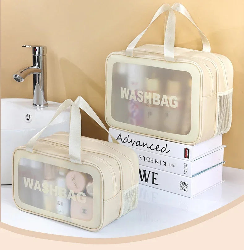 Bolsa de maquillaje y tocador beige, para separar húmedo/seco con ventana transparente, junto a una pila de cajas blancas.