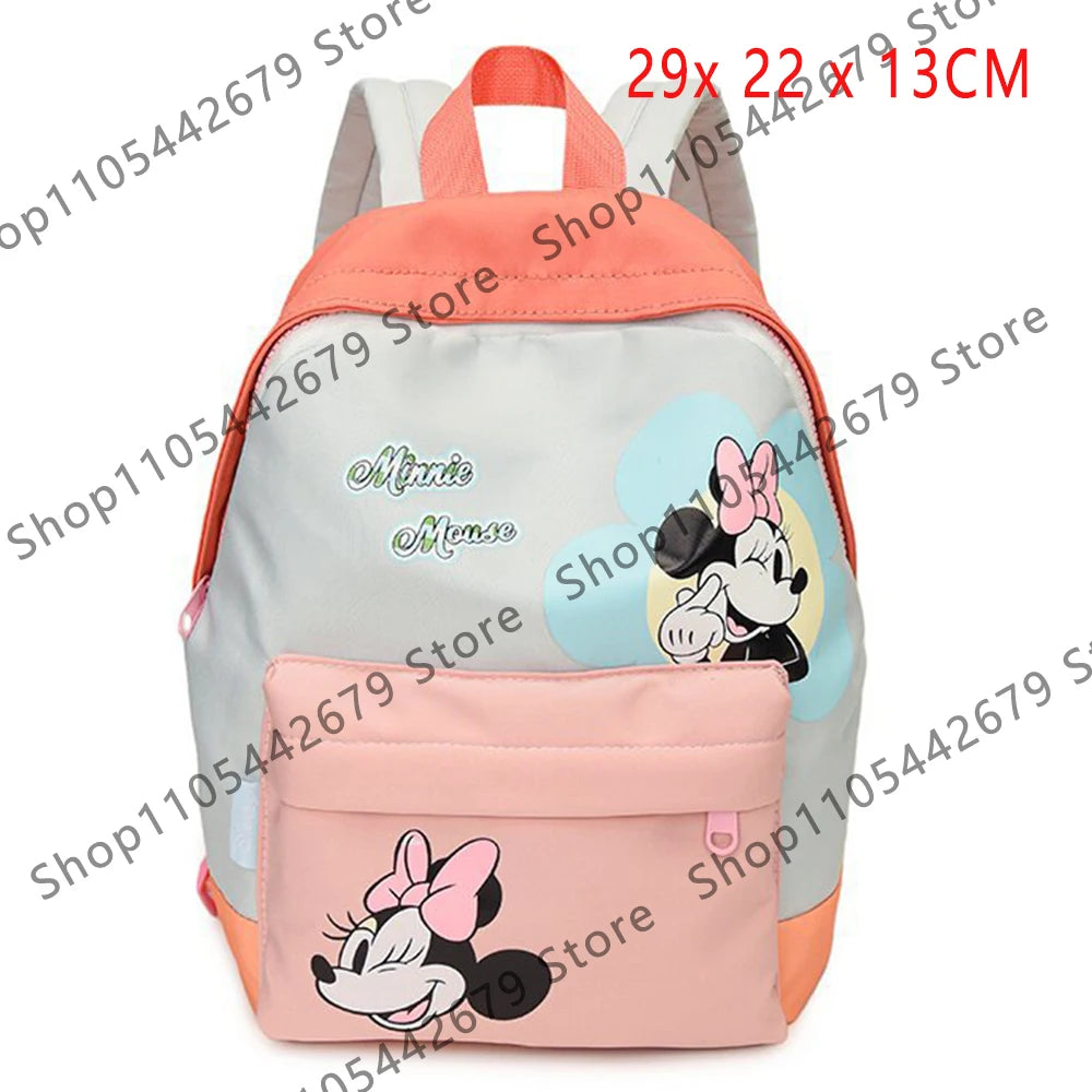 Mochila de peluche de ratón pato rosa y gris con una bolsa rosa.