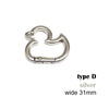 Pince carabine argent type D large de 31mm avec une forme de fleur de canard.