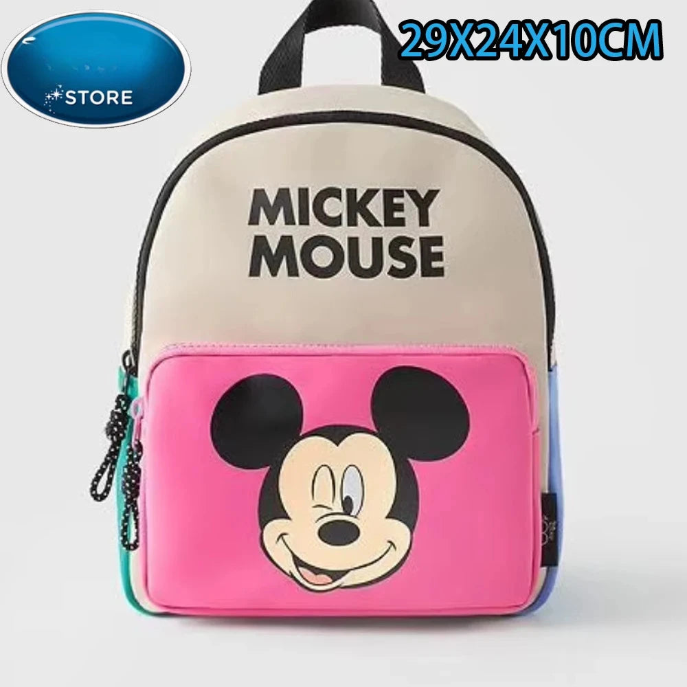 Mochila con temática de Mickey Mouse de color rosa, tela beige claro y detalles azules.