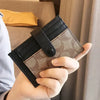 Une main tient un porte-cartes portefeuille fin en cuir PU noir avec une touche dorée, présenté sur un fond clair.
