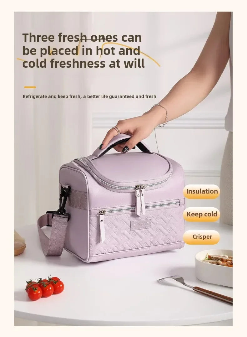 Bolsa de almuerzo aislada morada con correa acolchada, enfatizando su capacidad para mantener la comida fresca.