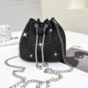 Bolso cruz con cordón de pedrería brillante negra y detalles de cadena plateada