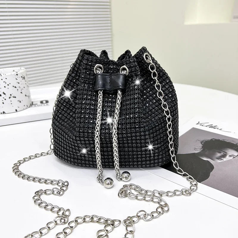 Bolso cruz con cordón de pedrería brillante negra y detalles de cadena plateada