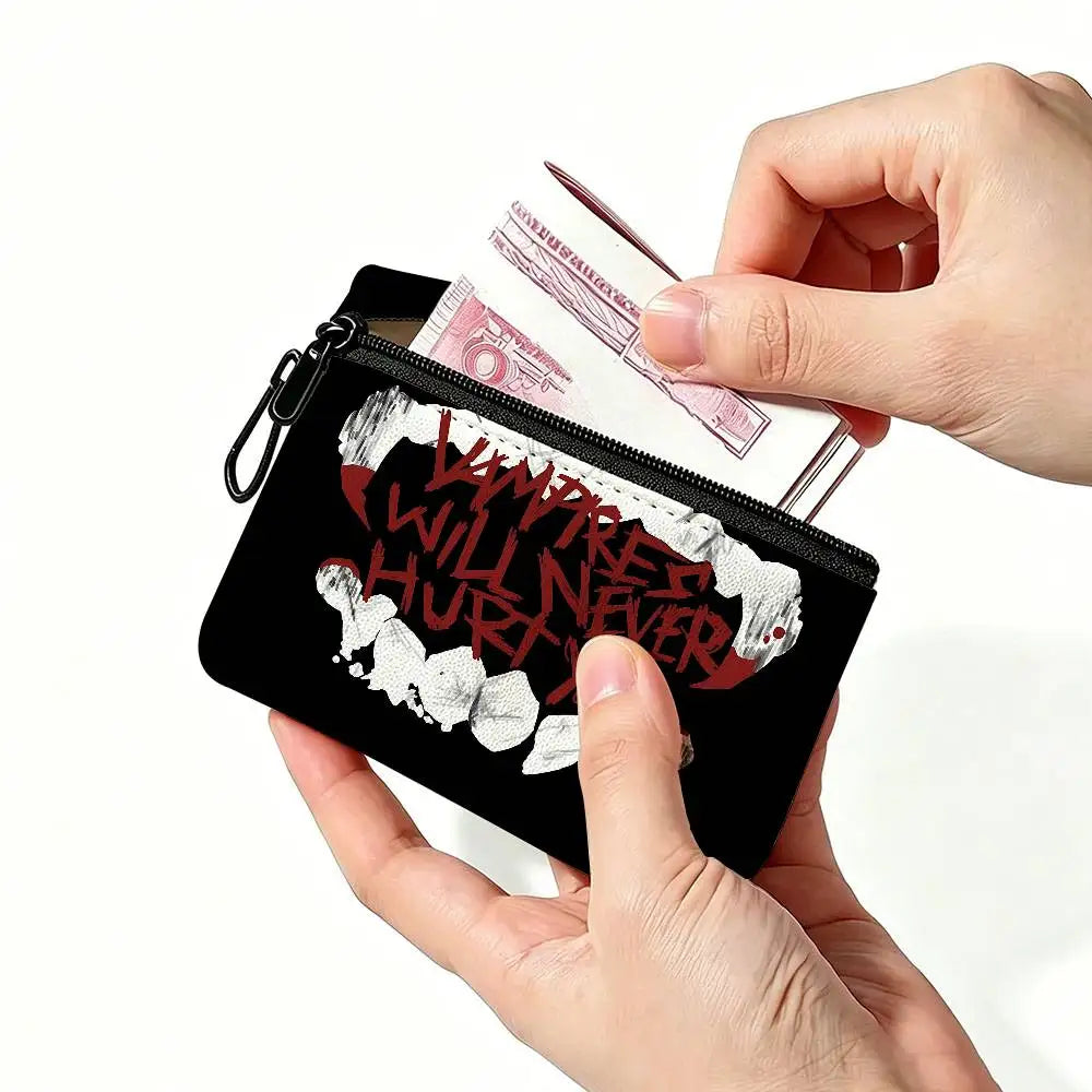 Eine Hand hält eine schwarze durchsichtbare Tasche mit weißer Schrift, die 'Will They Never Hurt' lautet