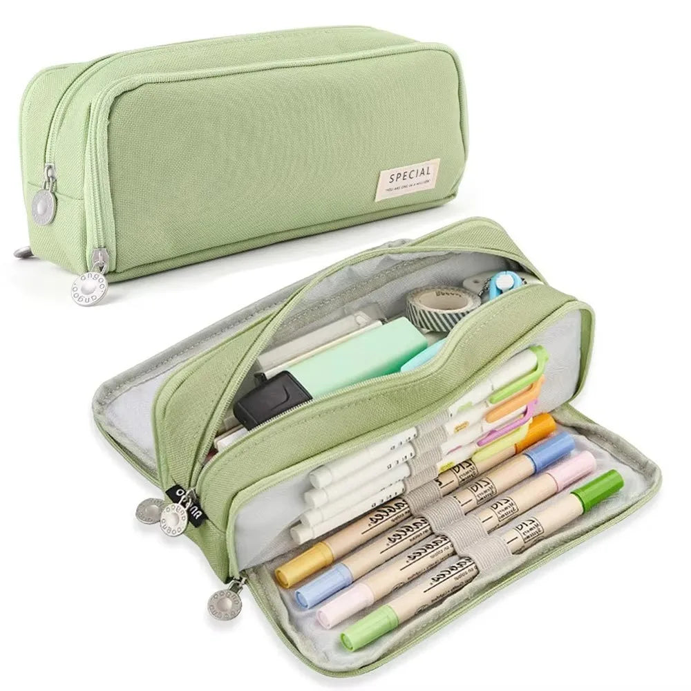 Étui à crayons vert clair multi-compartiments avec fermeture éclair montrant des stylos et des crayons.