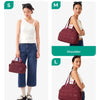 Tres modelos demostrando diferentes tallas (S, M, L) y tipos de correa para un bolso puffer acolchado.