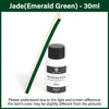 Bouteille de peinture à bords verte émeraude jade, à base d'eau pour cuir, à côté d'un bâton applicateur en bois.