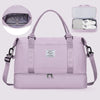 Maleta de viaje grande de color lila claro con interior acolchado y compartimento para zapatos exterior.