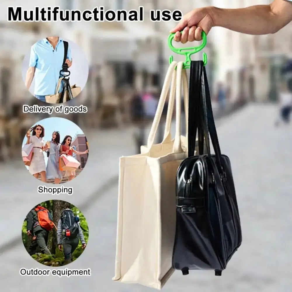 Una mano lleva una bolsa negra con un lazo verde, demostrando el uso multifuncional de un soporte para bolsas ergonómico.