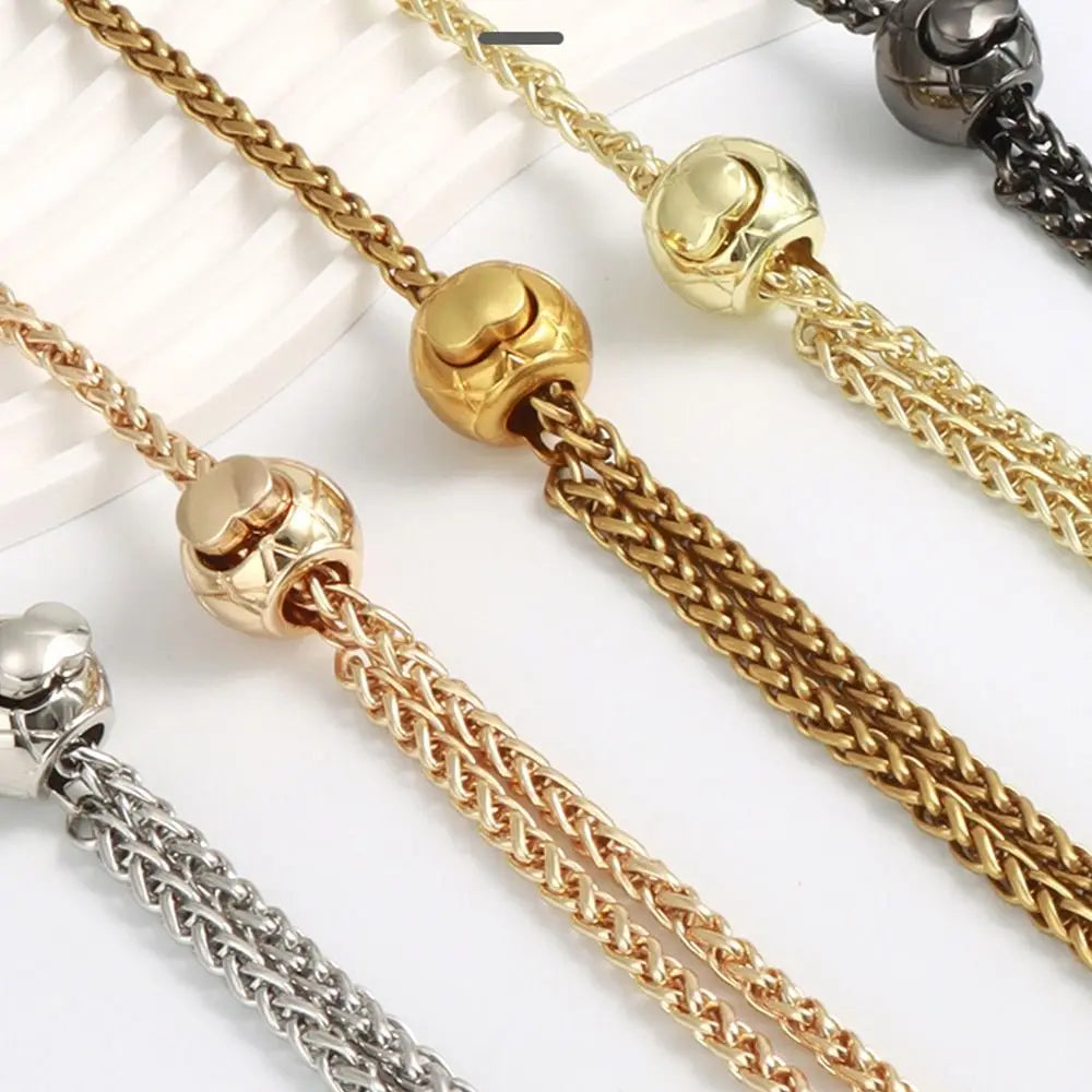 Varias correas de bolso de cadena de metal dorado y plateado exhibidas contra un fondo blanco.
