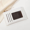 Portefeuille en cuir PU blanc minimaliste avec fente rectangulaire sombre et une fine ficelle blanche attachée.
