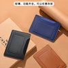 Un ensemble de trois porte-monnaie de voyage fins en cuir noir, bleu marine et marron sont présentés sur un fond beige.