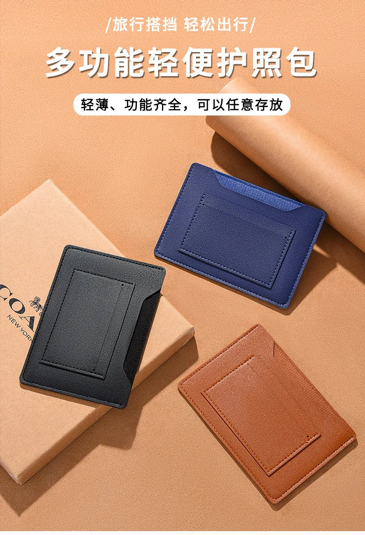 Un ensemble de trois porte-monnaie de voyage fins en cuir noir, bleu marine et marron sont présentés sur un fond beige.