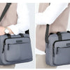Mochila horizontal gris para hombre mostrada de perfil, llevada por una persona.