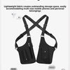 Schwarze, leichte Stofftasche mit Doppelaufschlag und mehreren Taschen, neben einem Schlüssel und Mobiltelefonzubehör
