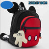 Mochila negra con panel rojo y diseño de mano blanca, que parece un ratón pato de peluche.