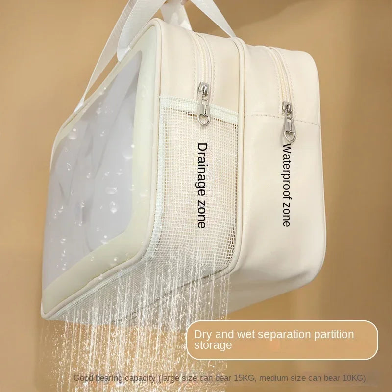 Bolsa impermeable de color crema con zona de drenaje de malla y detalles de cremallera.