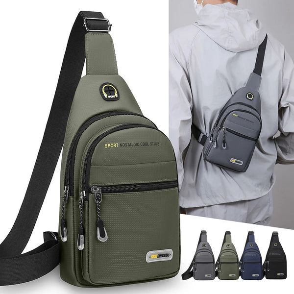 Sac à main vert olive multi-poches avec une sangle noire, sur fond gris clair.