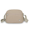 Beige Nylon-Crossbodytasche mit Klappe und verstellbarem Riemchen vor weißem Hintergrund.