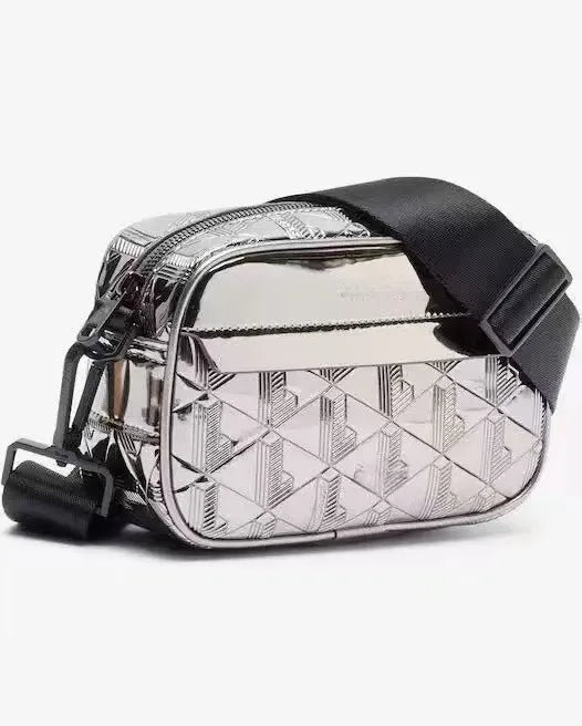 Silbermusteriges Kunstleder-Crossbody-Taschen für Herren mit schwarzem Riemen.