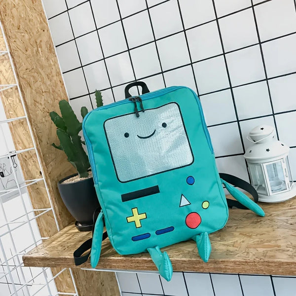Türkis-Cartoon-Roboter-Rucksack mit schwarzen Akzenten auf Holzregal vor weißer Fliesen-Hintergrund