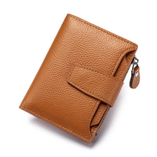 Portefeuille à deux plis en cuir véritable marron avec blocage RFID, vue de dessus.