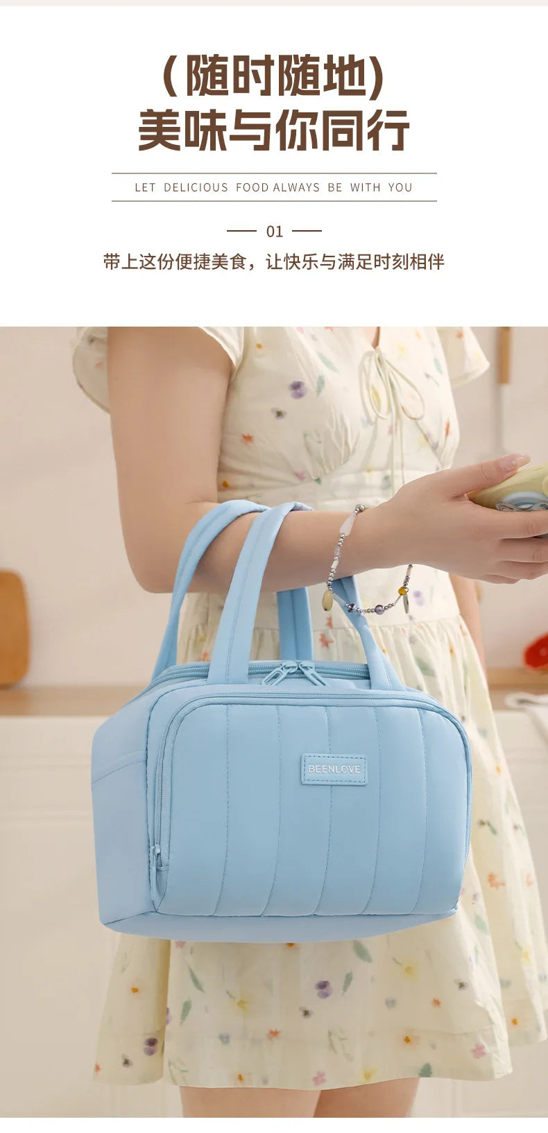 Una bolsa térmica acolchada azul claro para el almuerzo, sostenida por una mujer con un vestido floral blanco.