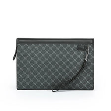 Dunkelgrau gemustertes Lederportemonnaie oder Clutch mit schwarzem Riemen und Magnetverschluss.