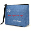 Bolsa cosmética de mezclilla azul con ribete negro y texto rojo, presentando el logo Summer Paradise.