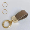 Echtes Leder-Schafsfell-Auto-Schlüsselanhänger mit goldfarbener Schnalle und Lederriemen.