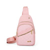 Sac bandoulière à motif matelassé rose avec fermeture éclair et sangle, présenté sur fond blanc.