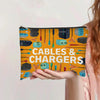 Bolsa de almacenamiento cosmético amarilla con un patrón de cables y cargadores sobre un fondo oscuro.