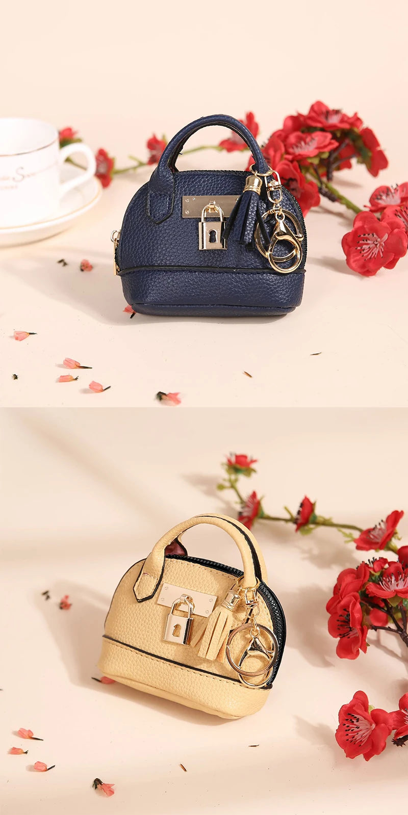 Portefeuille-clés en PVC luxueux couleur or, bleu marine, posé sur un fond clair avec des fleurs rouges.