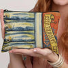Sac de maquillage vintage à rayures horizontales jaune, bleu et orange.