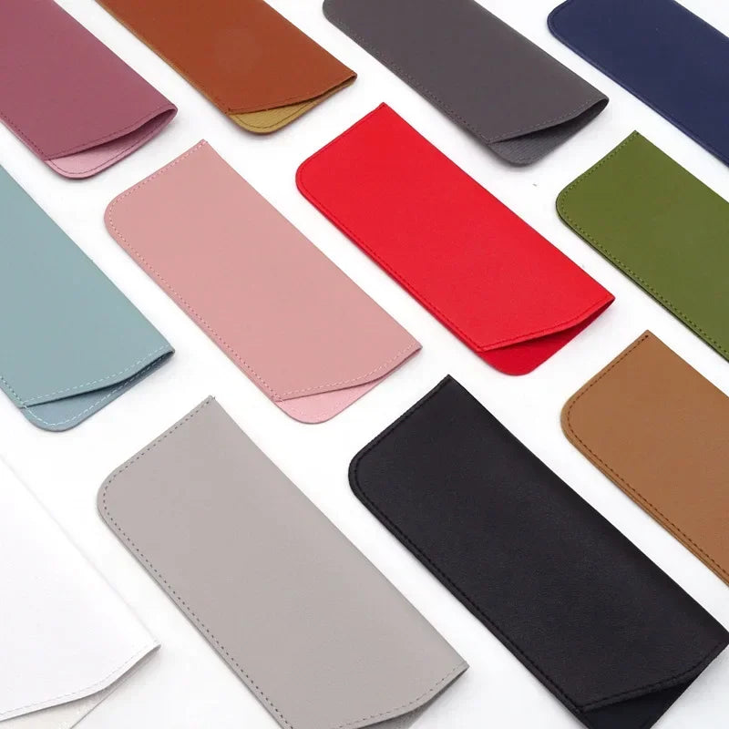 Colección de fundas para gafas de cuero PU en varios colores, incluyendo rosa, rojo, verde, marrón y negro.
