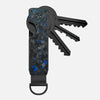 Porte-clés organisateur en métal minimaliste avec finition marbrée noir et bleu et lame de clé dentelée.