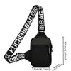 Schwarze Canvas-Tasche mit weißer Schrift und Initialen auf dem Riemen und der Vordertasche.