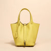 Helles gelbes Leder-Bucket-Bag mit goldfarbener Schnalle, von vorne.