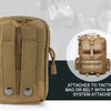 Eine beige taktische Tasche wird über ein Gurtband oder eine Tasche mittels eines MOLLE-Systems befestigt.