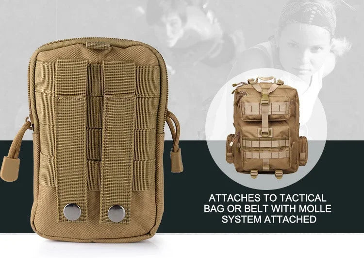 Eine beige taktische Tasche wird über ein Gurtband oder eine Tasche mittels eines MOLLE-Systems befestigt.