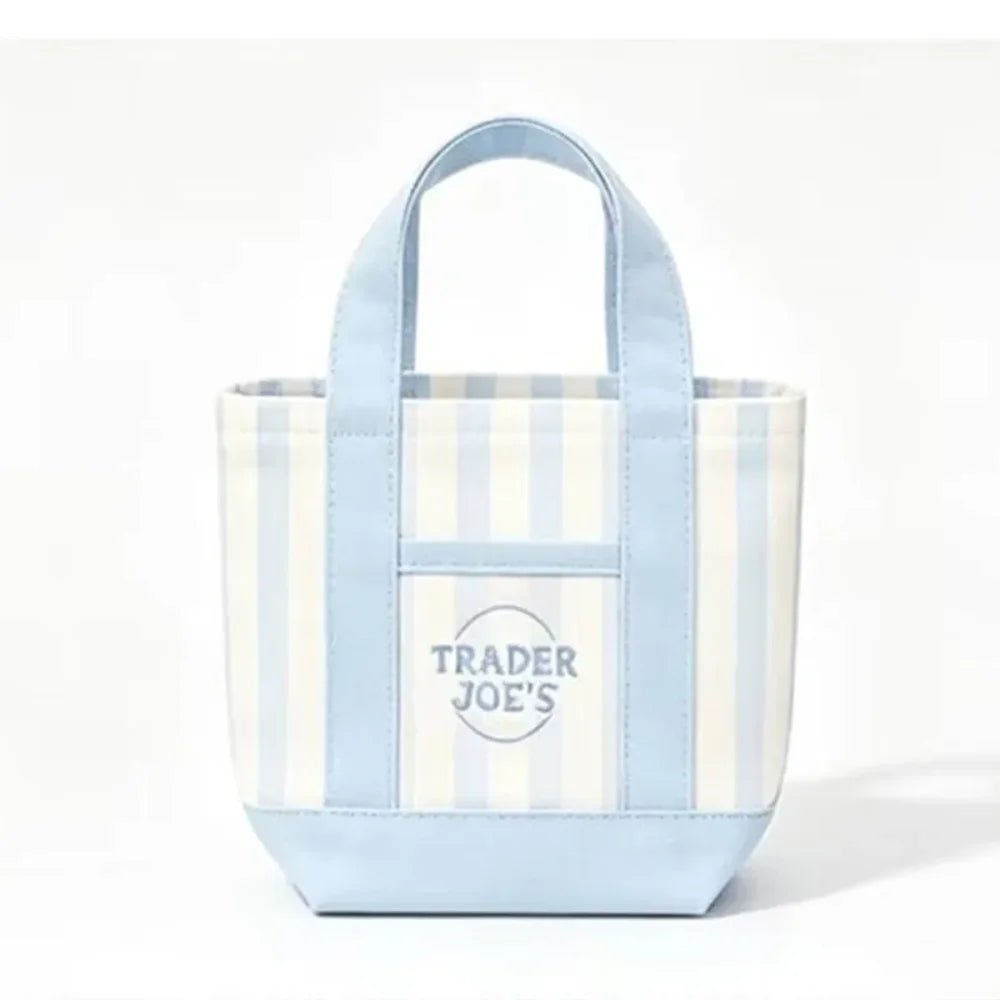 Bolso de lona a rayas azul claro y blanco con un logo circular que dice TRADER JOE'S.