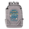 Grauer Rucksack mit Grafikdesign und Text SIX SEVEN sowie stilisierten Figuren.