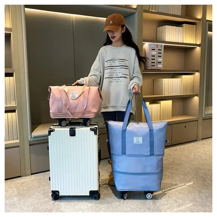 Une femme se tient à côté d'une pochette de voyage multi-usage bleu clair extensible et d'une valise rose dans un magasin mod