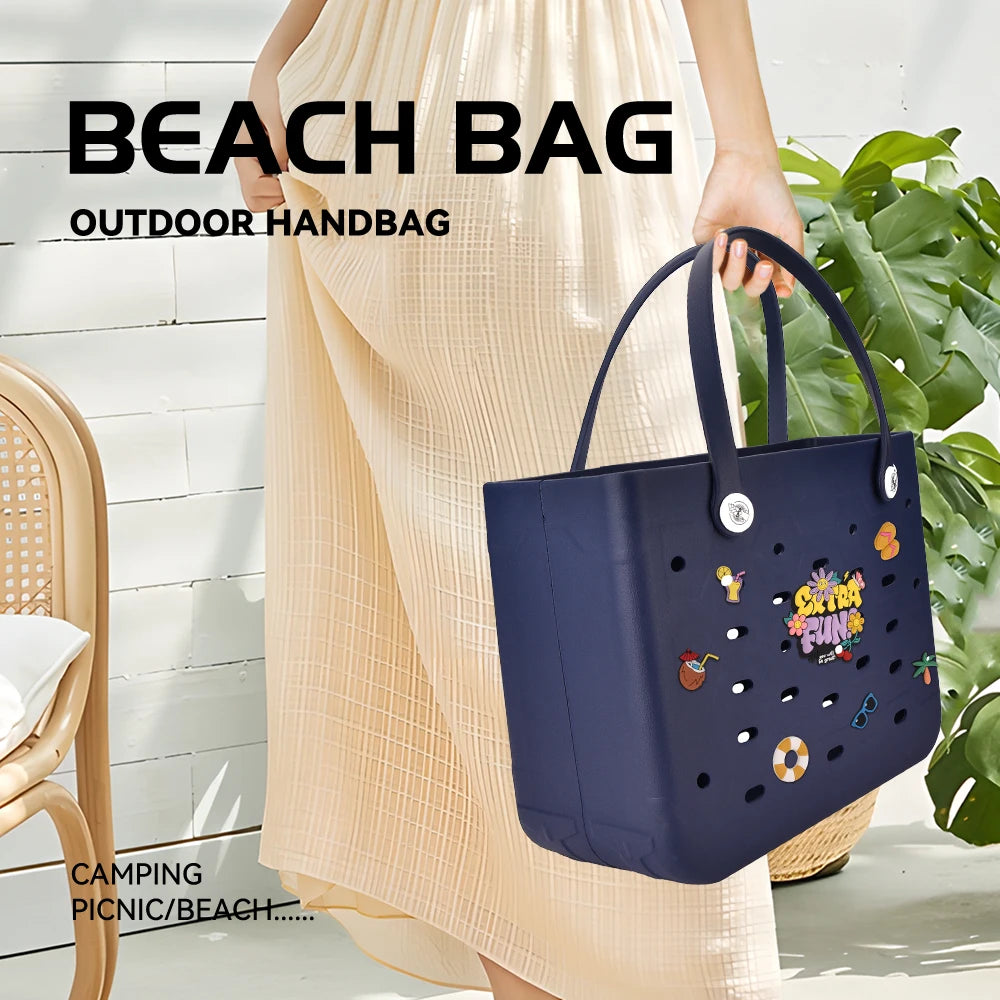 Une femme tient un sac de plage en caoutchouc EVA bleu foncé contre un fond en bois blanc.