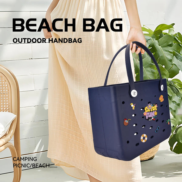 Une femme tient un sac de plage en caoutchouc EVA bleu foncé contre un fond en bois blanc.