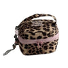 Bolsa de maquillaje acolchada con estampado de leopardo, cremallera y correa negra con forro rosa.