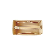 Organizador de bolsa de fieltro color canela claro con múltiples bolsillos.