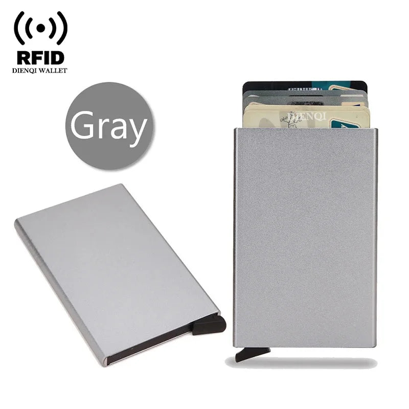 Tarjeta de crédito e identificación delgada gris con ventana transparente mostrando tarjetas internas.