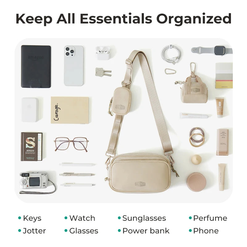 Eine Sammlung essentieller Artikel wie Schlüssel, Uhr, Sonnenbrille, Powerbank, Parfüm und Telefon, organisiert um eine beige